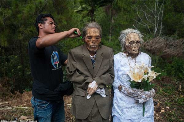 Indonesia, quật mồ,quần áo mới ,xác chết