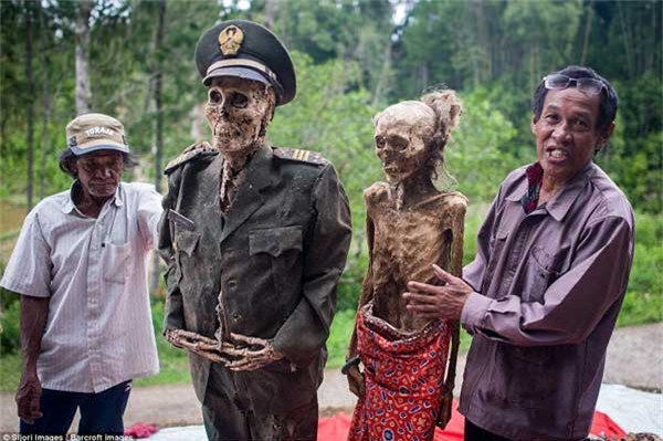 Indonesia, quật mồ,quần áo mới ,xác chết