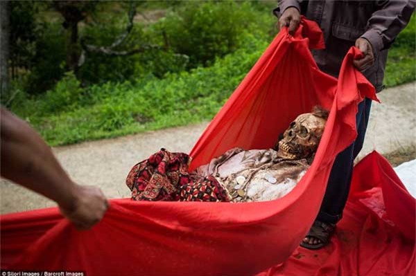 Indonesia, quật mồ,quần áo mới ,xác chết