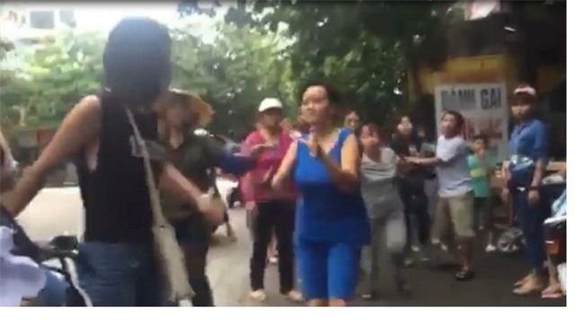 3 nữ sinh lao vào ẩu đả, đánh luôn người can ngăn - Ảnh 1.