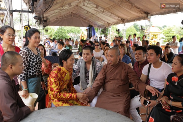 Cập nhật: Các nghệ sĩ đến thăm đền thờ Tổ trị giá 100 tỷ của Hoài Linh - Ảnh 1.