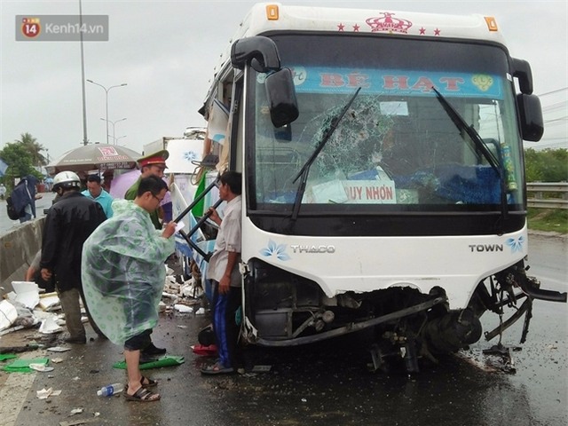 Xe khách nát bét sau cú đâm kinh hoàng, 6 người thương vong - Ảnh 1.
