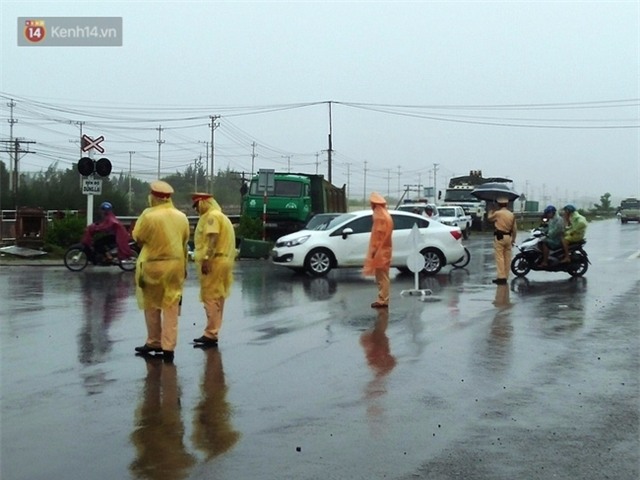 Xe khách nát bét sau cú đâm kinh hoàng, 6 người thương vong - Ảnh 2.