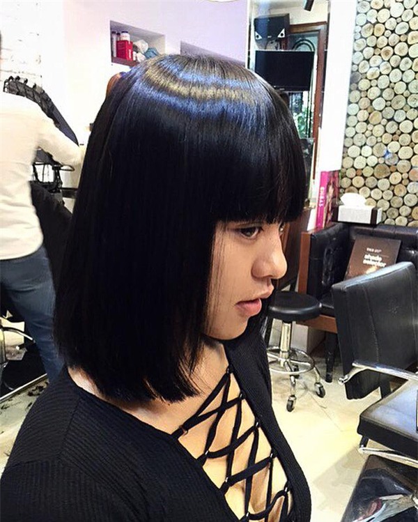 Tóc đen mái bằng chắc chắn là một trong những kiểu tóc phổ biến nhất ở Việt Nam. Kiểu tóc này mang lại sự nữ tính và dịu dàng cho các nàng. Nếu bạn đang tìm kiểu tóc nào đó để thể hiện sự trẻ trung và sành điệu, kiểu này là lựa chọn không thể bỏ qua.