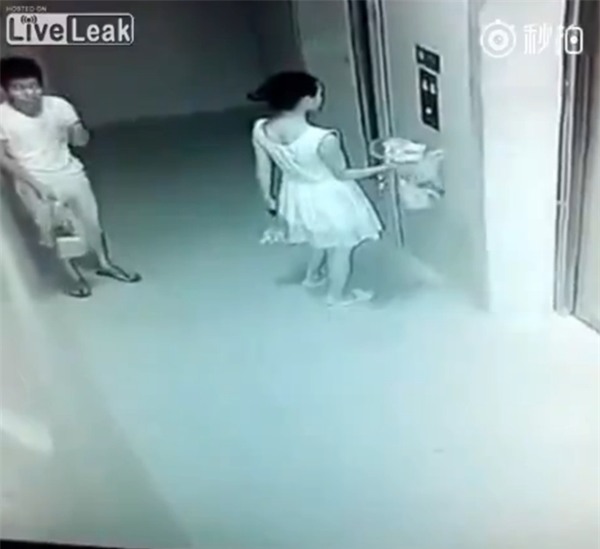 Bị kẻ bệnh hoạn sàm sỡ ngay tại sảnh chung cư, cô gái trẻ vẫn không hề hay biết - Ảnh 2.