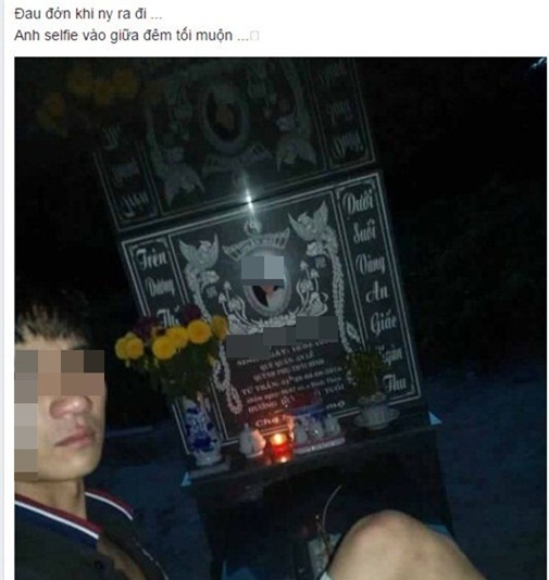 Nhận đủ “gạch đá” xây nhà khi giữa đêm hồn nhiên ra mộ người yêu để selfie thương nhớ - Ảnh 1.