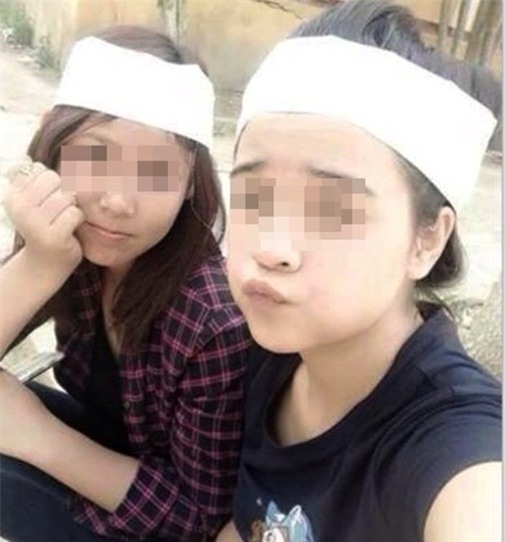 Nhận đủ “gạch đá” xây nhà khi giữa đêm hồn nhiên ra mộ người yêu để selfie thương nhớ - Ảnh 5.