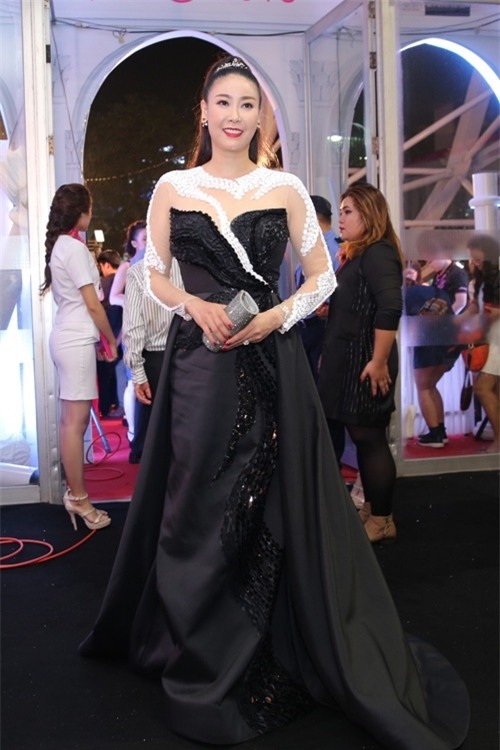 Hoa hậu Việt Nam 1992 Hà Kiều Anh trông già đi cả chục tuổi, kém sang trọng trong thiết kế váy dạ hội nặng nề, diêm dúa. - Tin sao Viet - Tin tuc sao Viet - Scandal sao Viet - Tin tuc cua Sao - Tin cua Sao