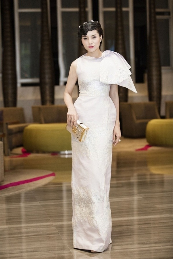 Tham dự họp báo Hoa hậu Việt Nam 2016, Kỳ Duyên khiến nhiều người “choáng váng” vì diện mạo như… Hoa hậu quý bà. Kiểu tóc “mái tôn” cổ điển, uốn xoăn ôm sát trên trán khiến Kỳ Duyên già đi cả chục tuổi. Cả bộ trang phục không mấy phẳng phiu của người đẹp cũng bị chê như… giấy gói quà sinh nhật. - Tin sao Viet - Tin tuc sao Viet - Scandal sao Viet - Tin tuc cua Sao - Tin cua Sao