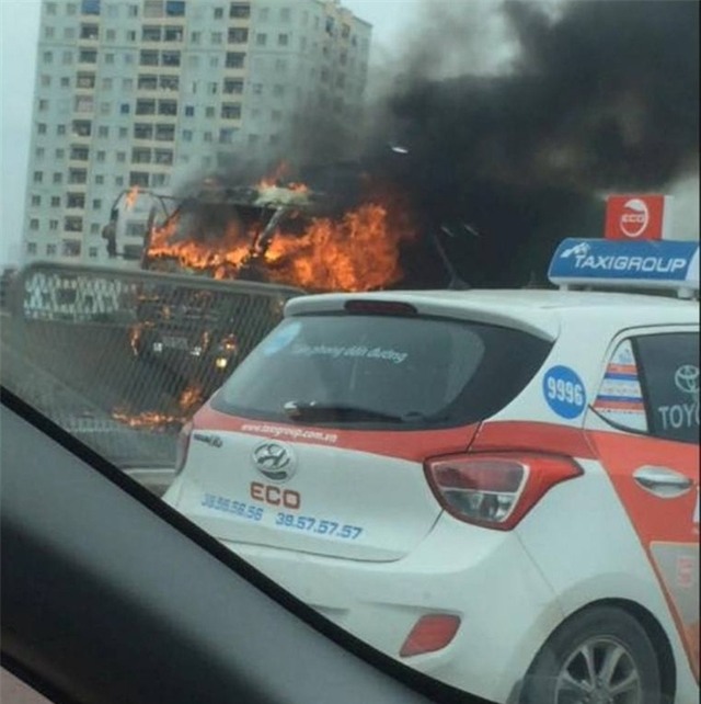 Hà Nội: Xe tải cháy lớn, đường vành đai 3 trên cao ùn tắc kéo dài - Ảnh 1.