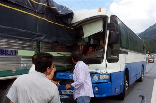 Chiếc xe khách gặp nạn trên đèo Bảo Lộc ngày 6/9 vẫn đang bị tạm giữ tại Công an huyện Đạ Huoai