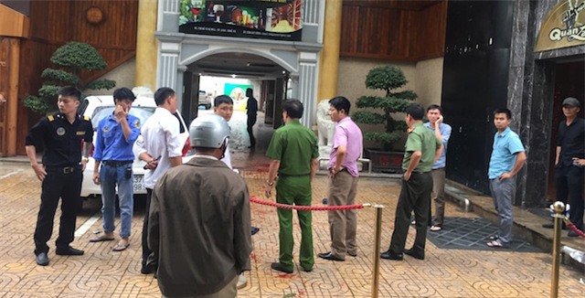 Nhóm thanh niên cầm kiếm chém nhau kinh hoàng trước quán karaoke