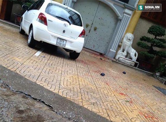 Nhóm thanh niên cầm kiếm chém nhau kinh hoàng trước quán karaoke - Ảnh 1.