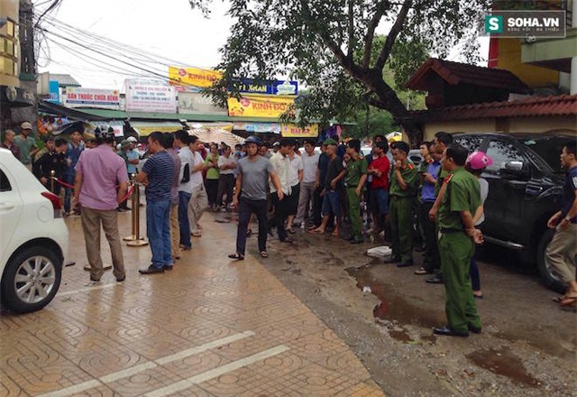 Nhóm thanh niên cầm kiếm chém nhau kinh hoàng trước quán karaoke - Ảnh 2.