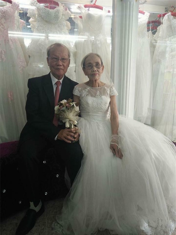 đôi vợ chồng già mặc đồ cưới chụp ảnh cùng nhau