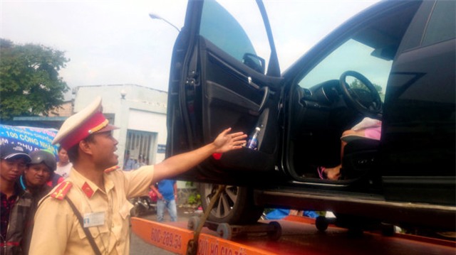 Lực lượng CSGT yêu cầu bà Hà xuất trình giấy tờ nhưng nữ tài xế vẫn “cố thủ” trên xe không hợp tác - Ảnh: CTV