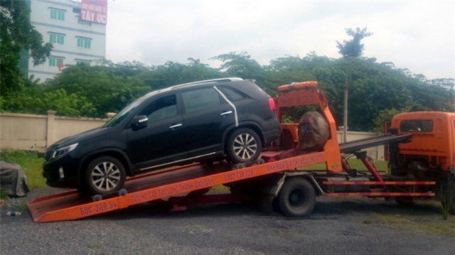 Cả xe và tài xế được kéo về Trạm CSGT Ngã ba Thái Lan để xử lý theo quy định - Ảnh: CTV