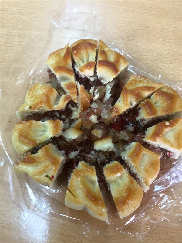 cô gái cắt bánh nướng nát bét khi tới nhà bạn trai