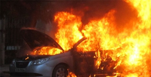 Ô tô 4 chỗ cháy tại sân bay quốc tế Nội Bài, 1 người tử vong - Ảnh 1.