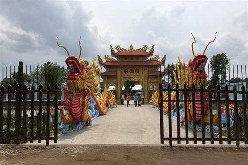 Hoài Linh đóng cửa nhà thờ tổ 0