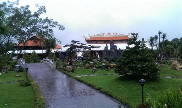 Hoài Linh đóng cửa nhà thờ tổ 7