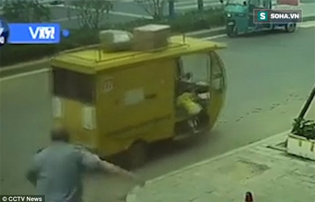 Quái xế nhí thử tay lái lụa gây tai nạn làm người lớn thót tim - Ảnh 3.