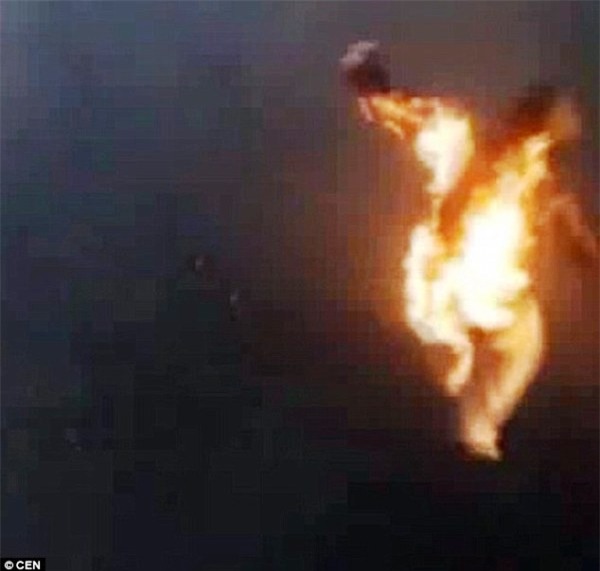 Nga: Nhóm nam thanh niên tự thiêu rồi nhảy cầu để được nhiều like trên Facebook - Ảnh 3.