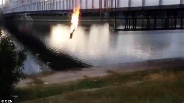 Nga: Nhóm nam thanh niên tự thiêu rồi nhảy cầu để được nhiều like trên Facebook - Ảnh 4.