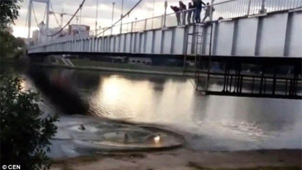 Nga: Nhóm nam thanh niên tự thiêu rồi nhảy cầu để được nhiều like trên Facebook - Ảnh 5.