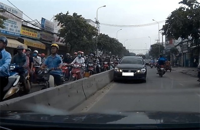 Cần lắm những người... ngu để hết cảnh tắc đường! - Ảnh 2.