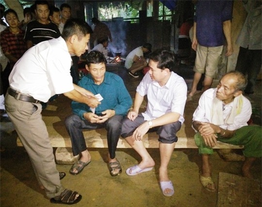  Ông Lê Sỹ Nghiêm, Chủ tịch UBND huyện Như Xuân (thứ 2 từ phải qua), đang thăm hỏi động viên ông Lương Văn Loan, gia đình có con trai đã chết và vợ đang mất tích 