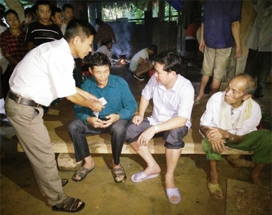 Ông Lê Sỹ Nghiêm, Chủ tịch UBND huyện Như Xuân (thứ 2 từ phải qua), đang thăm hỏi động viên ông Lương Văn Loan, gia đình có con trai đã chết và vợ đang mất tích