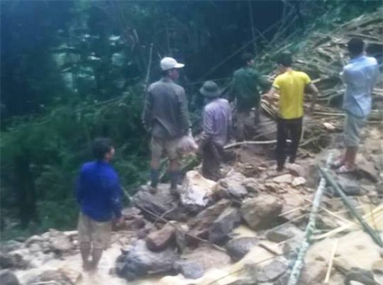 Người dân và chính quyền địa phương tiếp cận hiện trường để tìm kiếm các nạn nhân xấu số