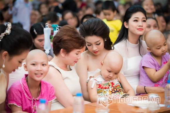 Hoa hậu Mỹ Linh dự tiệc trung thu 0