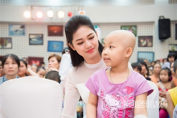 Hoa hậu Mỹ Linh dự tiệc trung thu 0