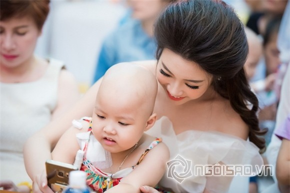 Hoa hậu Mỹ Linh dự tiệc trung thu 5