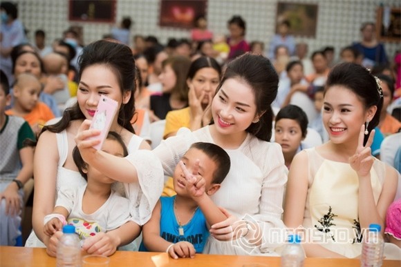 Hoa hậu Mỹ Linh dự tiệc trung thu 8