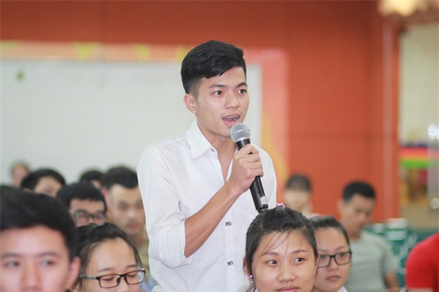 Các bạn sinh viên bàn luận về quan điểm sống với chị Trang Hạ.