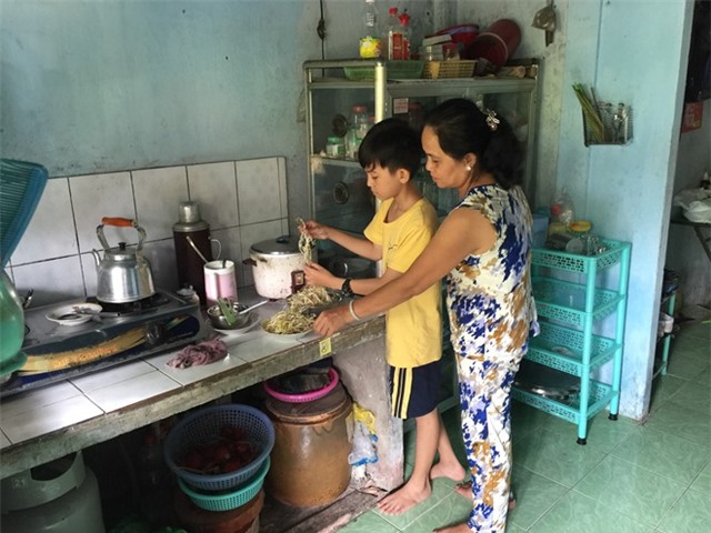 Xót xa gia cảnh thần đồng cải lương khiến Hoài Linh bật khóc - Ảnh 3.