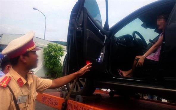 nữ tài xế, cố thủ trên xe, CSGT Đồng Nai, vi phạm luật