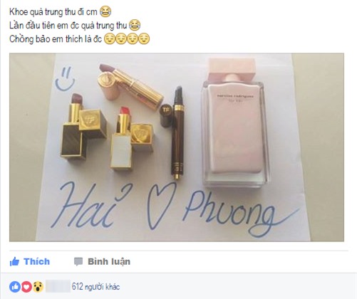 chị em khoe quà trung thu