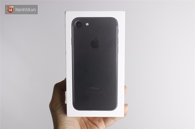 Cận cảnh iPhone 7 bản chính thức đầu tiên tại Việt Nam - Ảnh 1.