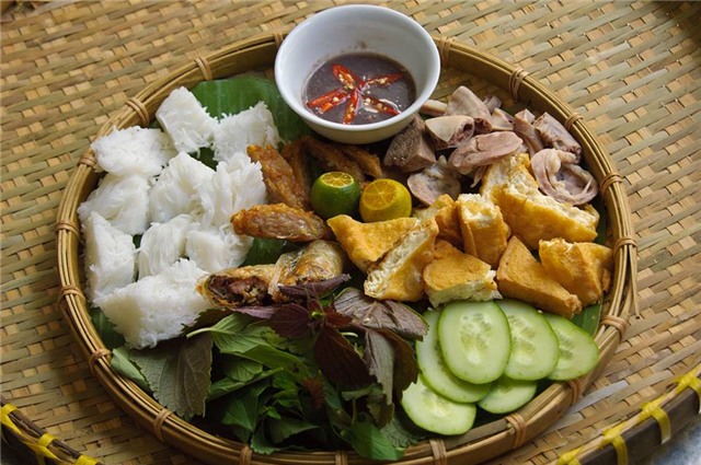 trăm triệu, kinh doanh, bún đậu mắm tôm, làm giàu, nhà hàng, khách hàng, vỉa hè, quán bún, hàng bún