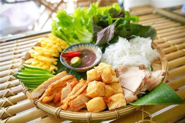 trăm triệu, kinh doanh, bún đậu mắm tôm, làm giàu, nhà hàng, khách hàng, vỉa hè, quán bún, hàng bún
