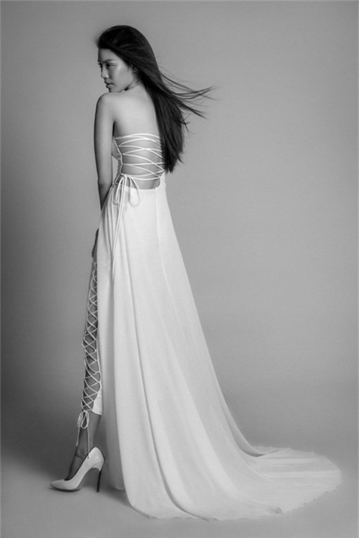 Lan Khuê bay bổng trong bộ sưu tập khoe lưng  - ảnh 11