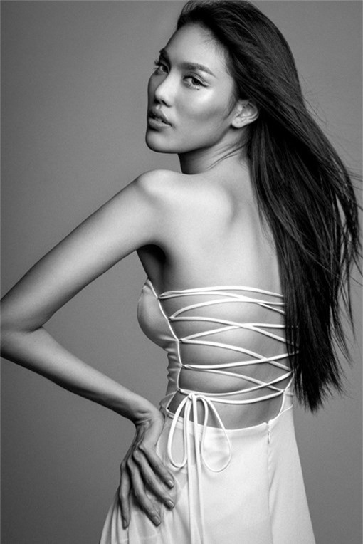 Lan Khuê bay bổng trong bộ sưu tập khoe lưng  - ảnh 2