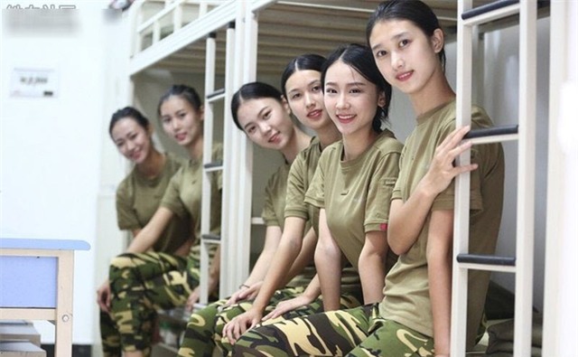 Các nữ sinh học quân sự xinh hơn hoa hậu làm cả trường náo loạn - Ảnh 1.