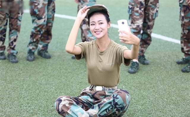 Các nữ sinh học quân sự xinh hơn hoa hậu làm cả trường náo loạn - Ảnh 11.