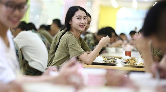 Các nữ sinh học quân sự xinh hơn hoa hậu làm cả trường náo loạn - Ảnh 3.