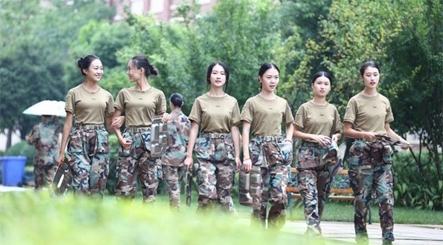 Các nữ sinh học quân sự xinh hơn hoa hậu làm cả trường náo loạn - Ảnh 4.